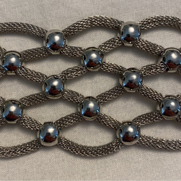 Silver tone magnetic clasp bracelet - Picture 3 of 4